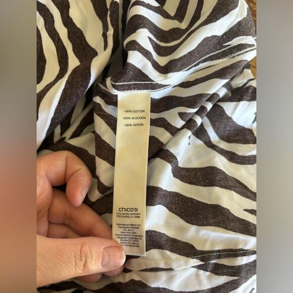 NWT Chico’s size 3 brown and white zebra button down top 100% cotton - Picture 3 of 9